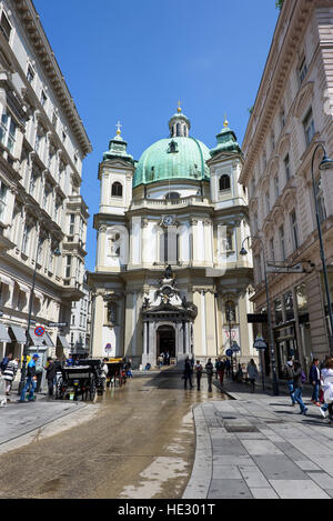 AUSTRIA, VIENNA - 14 Maggio 2016: Photo view all'peterskirche st peters barocca della chiesa cattolica romana chiesa parrocchiale con le persone Foto Stock