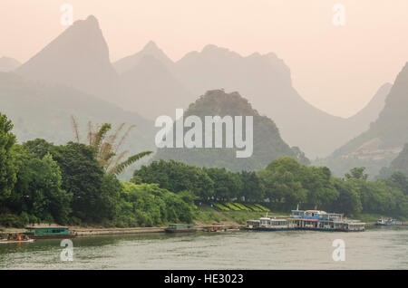 Paesaggio carsico sul Fiume Li crociera in barca yangshuo guilin guangxi, Cina. Foto Stock