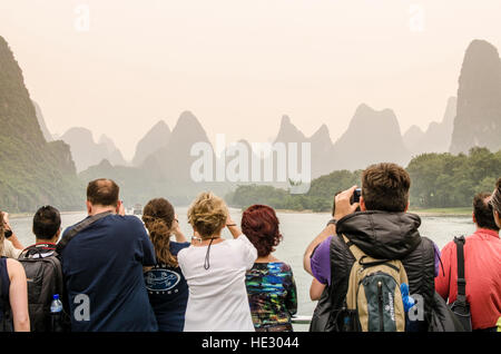 Crociera paesaggio carsico sul Fiume Li, Guilin, Cina. Foto Stock