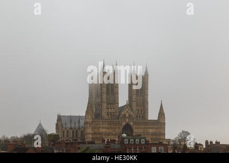 Alta Vista della Cattedrale di Lincoln dal muro di castello, nella nebbia. In Lincoln, Inghilterra. Foto Stock