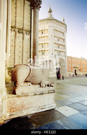 L'Italia, Emilia Romagna, Parma, Cattedrale leone marmoreo Battistero di sfondo Foto Stock