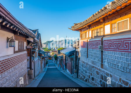 Il villaggio di Bukchon Hanok a Seul, in Corea del Sud. Foto Stock