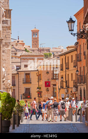 I turisti nella città murata di Toledo, Spagna Foto Stock