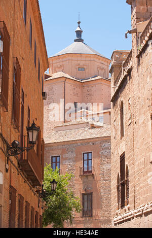 Una delle molte chiese dentro le mura della città di Toledo, Spagna Foto Stock