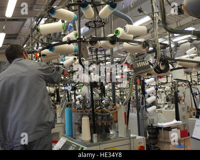 Macchina di lavorazione a maglia per la realizzazione di calze nella principale la Thuasne fabbrica in Saint-Etienne (Francia) Foto Stock