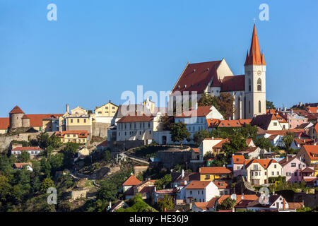 Lo skyline di Znojmo, Chiesa di San Nicola si erge sopra la valle del fiume Dyje, Znojmo, Moravia del sud, Znojmo Repubblica Ceca, Europa Foto Stock