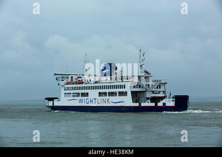 Isola di Wight traghetto per auto lasciando in Portsmouth Porto voce attraverso il Solent acqua. Foto Stock