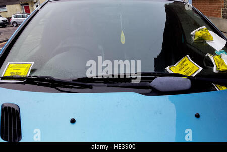 Haringey del Consiglio biglietto parcheggio auto sul parabrezza, London, England, Regno Unito Foto Stock