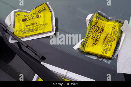 Haringey del Consiglio biglietto parcheggio auto sul parabrezza, London, England, Regno Unito Foto Stock