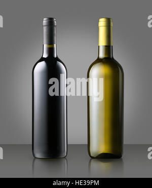 Marcato corked pieno di vino rosso e bianco di bottiglie in piedi a fianco a fianco su grigio concettuale di una cantina di vino, la viticoltura Foto Stock