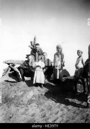 I soldati britannici e bambini locali accanto alla ruota di acqua sulle rive dell'acqua dolce Canal a Tell el Kebir in Egitto 1943 Foto Stock