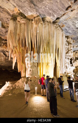 La gente nelle grotte Cango, Oudsthoorn, il Karoo, Sud Africa Foto Stock