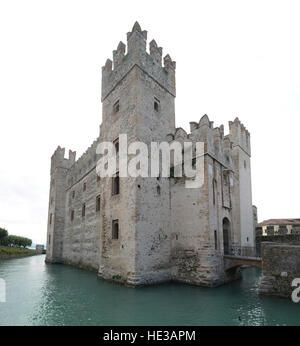 Il medievale castello scaligero di Sirmione, una piccola cittadina sulle rive del Lago di Garda, Italia. Foto Stock