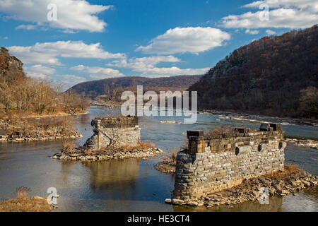 Harpers Ferry, WV - Il fiume Potomac alla confluenza con il fiume Shenandoah. A questo punto, Maryland, Virginia e West Virginia si incontrano. Foto Stock