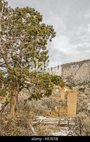 Resti di un edificio in pietra nella città fantasma di incomparabile, Utah. Foto Stock