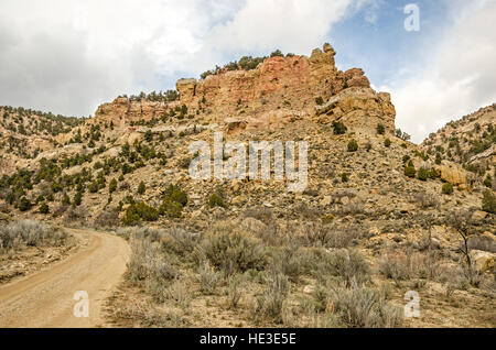 Strada sterrata avvolgimento la strada per la città fantasma di primavera Canyon nella contea di carbonio, Utah Foto Stock