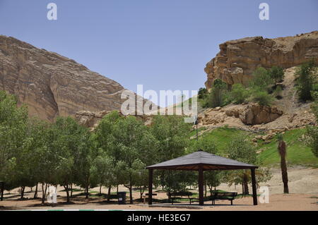 Mubazzarah Dam e del Parco di Al Ain Emirati Arabi Uniti in attesa capannone Roofdeck alberi rocce calcaree Foto Stock