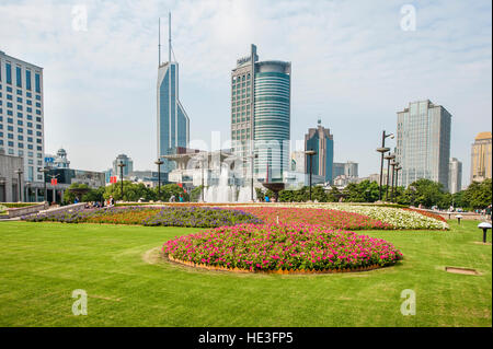 Piazza del Popolo Shimao International Plaza e Shanghai Grand Theatre di Shanghai, Cina. Foto Stock