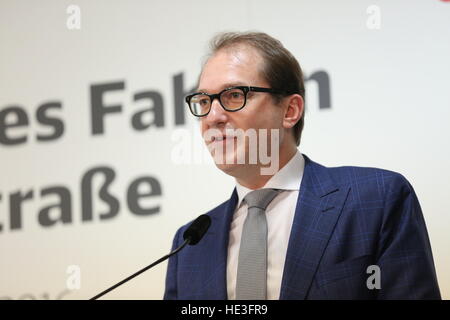 Berlino, Germania. Xvi Dec, 2016. Ministro federale dei trasporti e infrastrutture digitali, Alexander Dobrindt nella conferenza stampa © Simone Kuhlmey/Pacific Press/Alamy Live News Foto Stock