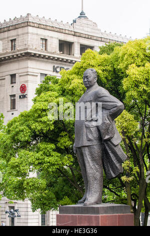 Mao Zedong o Tse-tung statua il Bund, Shanghai, Cina. Foto Stock