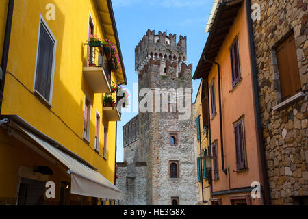 Il castello scaligero di Sirmione. Lago di Garda, Lombardia, Italia. Foto Stock