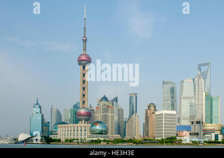 Distretto di Pudong cityscape skyline e fiume Haungpu Shanghai, Cina. Foto Stock