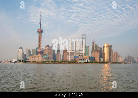 Distretto di Pudong cityscape skyline e fiume Haungpu Shanghai, Cina. Foto Stock