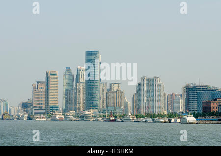 Distretto di Pudong cityscape skyline e fiume Haungpu Shanghai, Cina. Foto Stock