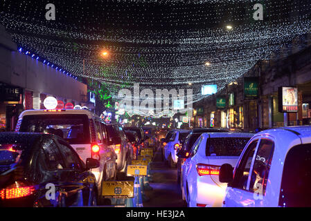 Kolkata, India. Xvi Dec, 2016. Park Street decorate con luci colorate in occasione della festa di Natale. Il Bengala Occidentale Chief Minister Mamata Banerjee inaugura il festival di Natale organizzato dal Dipartimento del Turismo con il supporto della polizia di Kolkata a Park Street?s Alen Park in presenza dell Arcivescovo di Calcutta Thoma d?Souza e altri delegati e dignitari. © Saikat Paolo/Pacific Press/Alamy Live News Foto Stock