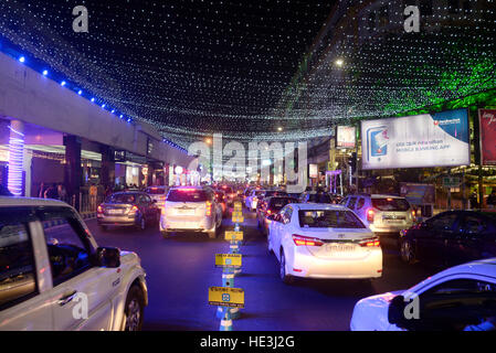 Kolkata, India. Xvi Dec, 2016. Park Street decorate con luci colorate in occasione della festa di Natale. Il Bengala Occidentale Chief Minister Mamata Banerjee inaugura il festival di Natale organizzato dal Dipartimento del Turismo con il supporto della polizia di Kolkata a Park Street?s Alen Park in presenza dell Arcivescovo di Calcutta Thoma d?Souza e altri delegati e dignitari. © Saikat Paolo/Pacific Press/Alamy Live News Foto Stock