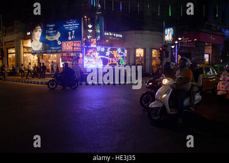 Kolkata, India. Xvi Dec, 2016. Park Street decorate con luci colorate in occasione della festa di Natale. Il Bengala Occidentale Chief Minister Mamata Banerjee inaugura il festival di Natale organizzato dal Dipartimento del Turismo con il supporto della polizia di Kolkata a Park Street?s Alen Park in presenza dell Arcivescovo di Calcutta Thoma d?Souza e altri delegati e dignitari. © Saikat Paolo/Pacific Press/Alamy Live News Foto Stock