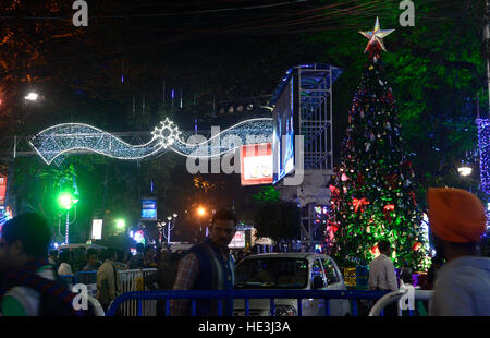 Kolkata, India. Xvi Dec, 2016. Park Street decorate con luci colorate in occasione della festa di Natale. Il Bengala Occidentale Chief Minister Mamata Banerjee inaugura il festival di Natale organizzato dal Dipartimento del Turismo con il supporto della polizia di Kolkata a Park Street?s Alen Park in presenza dell Arcivescovo di Calcutta Thoma d?Souza e altri delegati e dignitari. © Saikat Paolo/Pacific Press/Alamy Live News Foto Stock