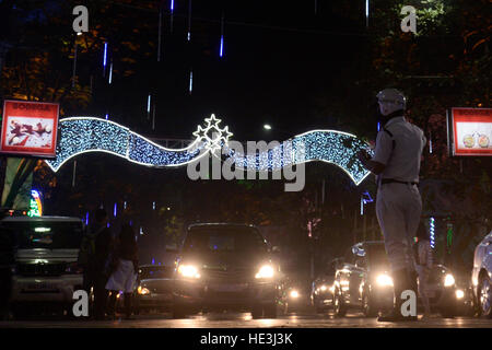 Kolkata, India. Xvi Dec, 2016. Park Street decorate con luci colorate in occasione della festa di Natale. Il Bengala Occidentale Chief Minister Mamata Banerjee inaugura il festival di Natale organizzato dal Dipartimento del Turismo con il supporto della polizia di Kolkata a Park Street?s Alen Park in presenza dell Arcivescovo di Calcutta Thoma d?Souza e altri delegati e dignitari. © Saikat Paolo/Pacific Press/Alamy Live News Foto Stock