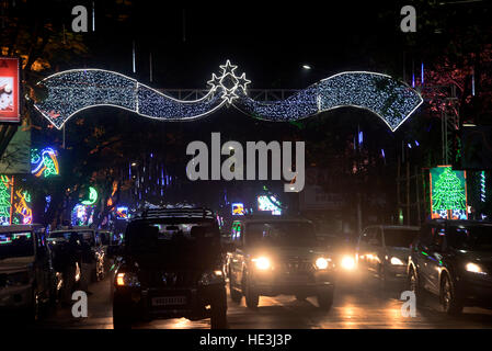 Kolkata, India. Xvi Dec, 2016. Park Street decorate con luci colorate in occasione della festa di Natale. Il Bengala Occidentale Chief Minister Mamata Banerjee inaugura il festival di Natale organizzato dal Dipartimento del Turismo con il supporto della polizia di Kolkata a Park Street?s Alen Park in presenza dell Arcivescovo di Calcutta Thoma d?Souza e altri delegati e dignitari. © Saikat Paolo/Pacific Press/Alamy Live News Foto Stock