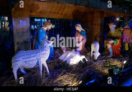 Kolkata, India. Xvi Dec, 2016. Presepe di natale decorazione in Alen Parlk. Il Bengala Occidentale Chief Minister Mamata Banerjee inaugura il festival di Natale organizzato dal Dipartimento del Turismo con il supporto della polizia di Kolkata a Park Street?s Alen Park in presenza dell Arcivescovo di Calcutta Thoma d?Souza e altri delegati e dignitari. © Saikat Paolo/Pacific Press/Alamy Live News Foto Stock