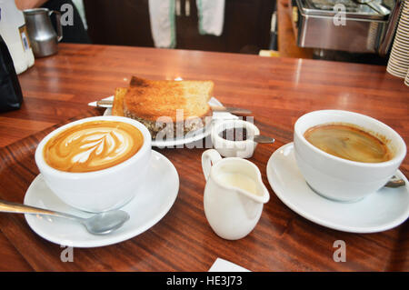 CARDIFF, Regno Unito. 13 ottobre 2016. Caffè e toast pronto per essere servito nel piano cafe in Morgan Arcade. © Jessica Gwynne - Fotografo freelance Foto Stock