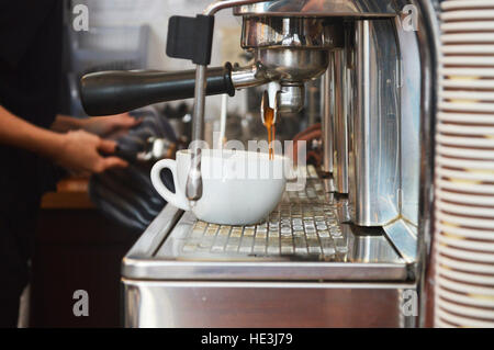 CARDIFF, Regno Unito. 13 ottobre 2016. Il caffè nel processo di essere realizzato nel piano cafe in Morgan Arcade. © Jessica Gwynne - Fotografo freelance Foto Stock