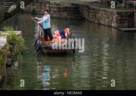 I turisti in gondola cinesi in barca sul canale di acqua il villaggio di Tongli, Cina. Foto Stock