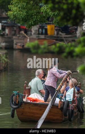 I turisti in gondola cinesi in barca sul canale di acqua il villaggio di Tongli, Cina. Foto Stock