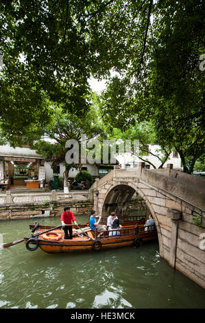 Gondola cinese canal boat passando sotto il ponte del villaggio di acqua di Tongli, Cina. Foto Stock