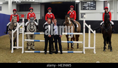 (Da sinistra a destra, bancata posteriore) Harry Skelton, Victoria Pendleton, Richard Johnson, Tom Garner e Sam Twiston-Davies con Nick Skelton (anteriore sinistro) e AP McCoy (anteriore destro) prima della Markel Champions Challenge in aiuto dei feriti Fantini fondo durante il giorno quattro del London International Horse Show a Olympia di Londra. Foto Stock