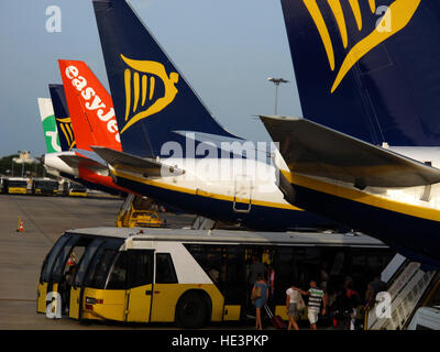 Ryanair lo sbarco di passeggeri, Humberto Delgado aeroporto, Lisboa, Lisbona, Portogallo Foto Stock