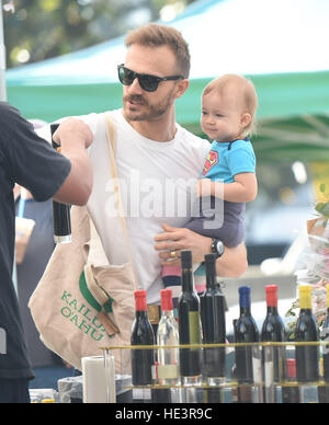 Estate Glau e suo marito Val Morrison e la loro figlia Milena visitando un mercato di agricoltori in Los Angeles, California. Dotato di: Val Morrison, Milena dove: Los Angeles, California, Regno Unito quando: 06 Nov 2016 Foto Stock