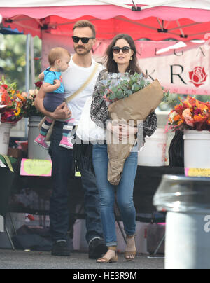 Estate Glau e suo marito Val Morrison e la loro figlia Milena visitando un mercato di agricoltori in Los Angeles, California. Dotato di: estate Glau, Val Morrison, Milena dove: Los Angeles, California, Regno Unito quando: 06 Nov 2016 Foto Stock