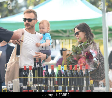 Estate Glau e suo marito Val Morrison e la loro figlia Milena visitando un mercato di agricoltori in Los Angeles, California. Dotato di: estate Glau, Val Morrison, Milena dove: Los Angeles, California, Regno Unito quando: 06 Nov 2016 Foto Stock