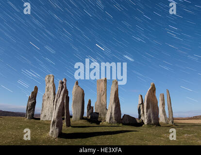 Tracce stellari oltre Callanash stone circle illuminati dalla luce della luna piena, isola di Lewis, Ebridi Esterne, Scotland, Regno Unito Foto Stock