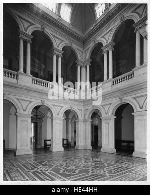 Questa fotografia mostra la Rotonda all'Osgoode Hall, un edificio iconico di Toronto noto per la sua architettura classica, che include colonne, pavimenti a mosaico e intricati disegni di piastrelle. Osgoode Hall è un importante punto di riferimento storico, che funge da simbolo della storia legale e architettonica in Canada. Foto Stock
