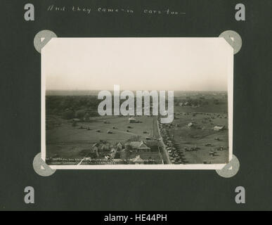 Questa immagine probabilmente raffigura una scena storica del Dallas Love Field, che mostra auto d'epoca e aviazione militare durante gli spettacoli aerei. Rappresenta l'era delle esibizioni aeree militari e il collegamento tra l'aviazione e gli eventi pubblici durante la metà del XX secolo. Foto Stock