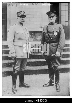 Questa immagine storica contrasta due figure di spicco della prima guerra mondiale: Il maresciallo Philippe Pétain di Francia e il generale John J. Pershing degli Stati Uniti. Entrambi giocarono un ruolo chiave nella vittoria alleata, con Pétain alla guida delle forze francesi e Pershing al comando delle truppe americane. Foto Stock