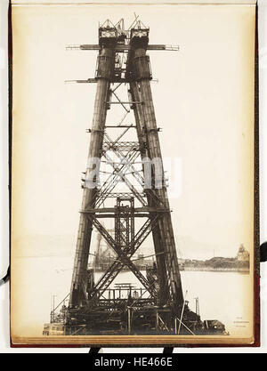 Il Forth Bridge in Scozia è un iconico ponte ferroviario a sbalzo, noto per il suo significato ingegneristico. Questa immagine mostra il ponte in costruzione, catturando il cantilever a piena altezza dall'approccio settentrionale, una fase cruciale del suo completamento alla fine del XIX secolo. Foto Stock